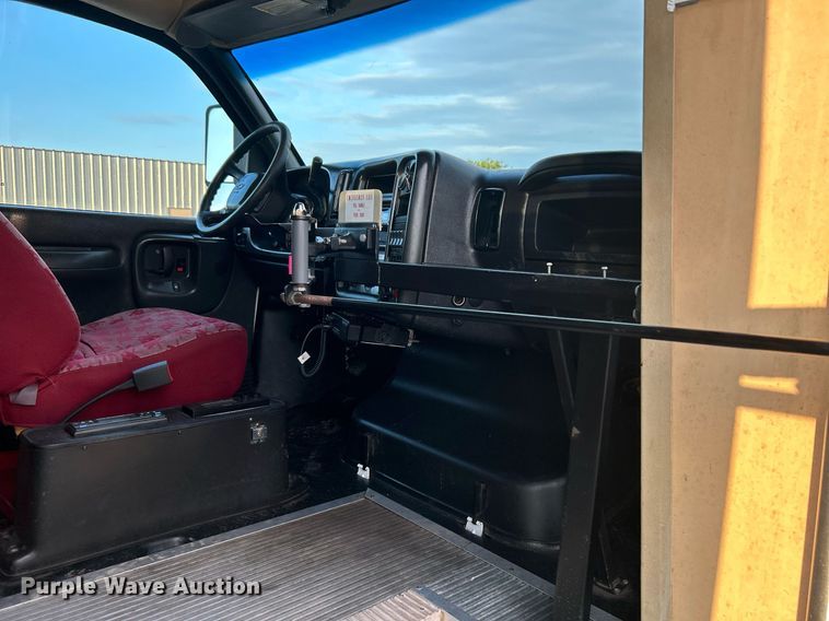 image for item KW9120 2005 Chevrolet C5500 shuttle bus