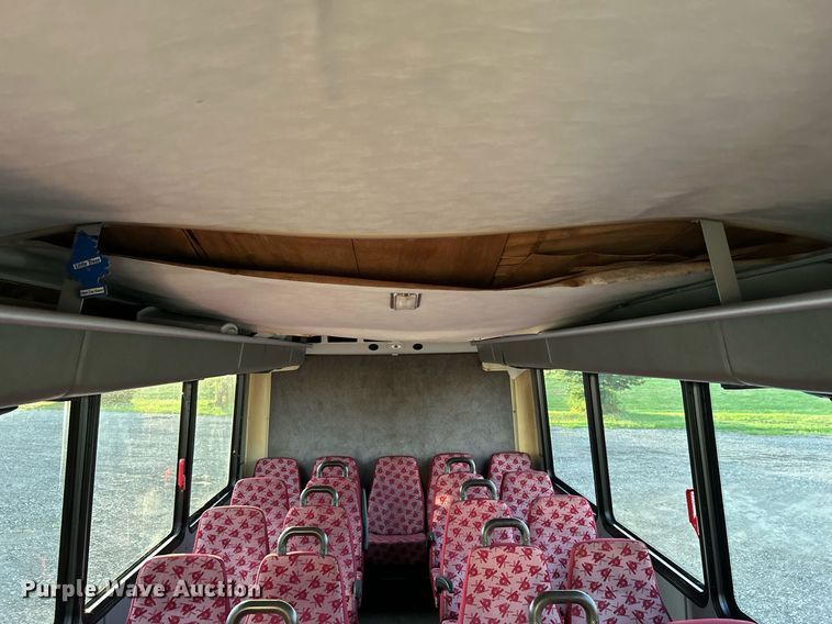 image for item KW9120 2005 Chevrolet C5500 shuttle bus