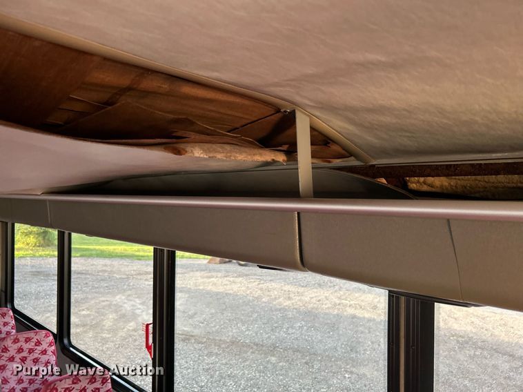 image for item KW9120 2005 Chevrolet C5500 shuttle bus