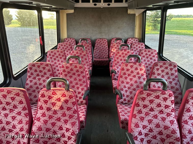 image for item KW9120 2005 Chevrolet C5500 shuttle bus