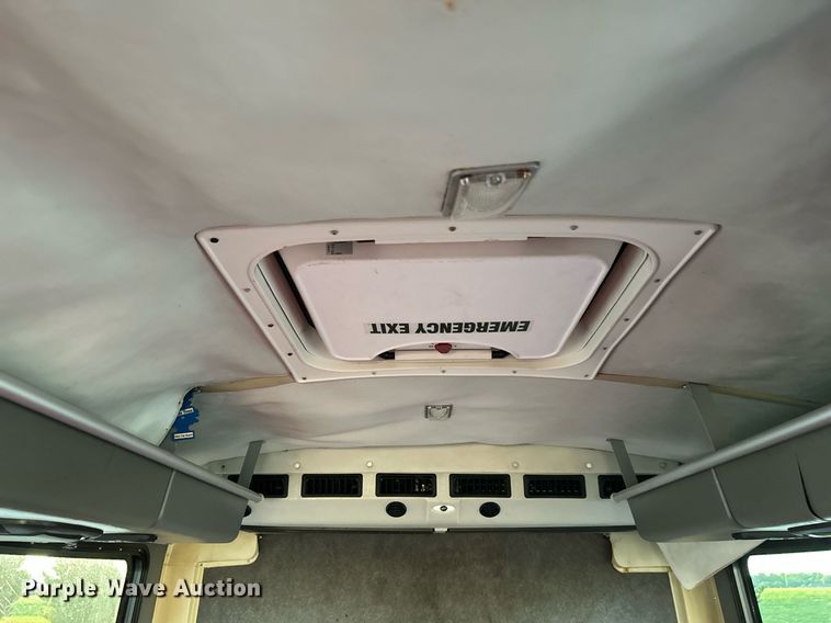 image for item KW9120 2005 Chevrolet C5500 shuttle bus