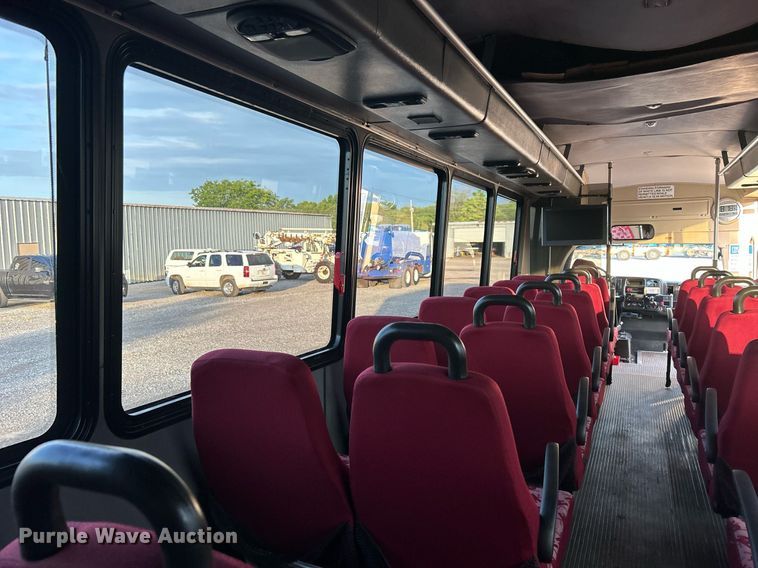 image for item KW9120 2005 Chevrolet C5500 shuttle bus