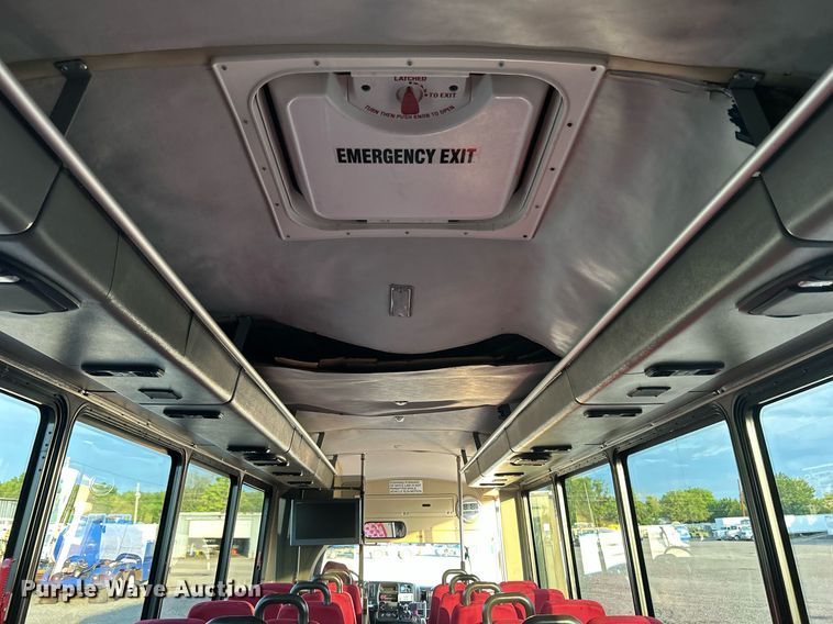 image for item KW9120 2005 Chevrolet C5500 shuttle bus