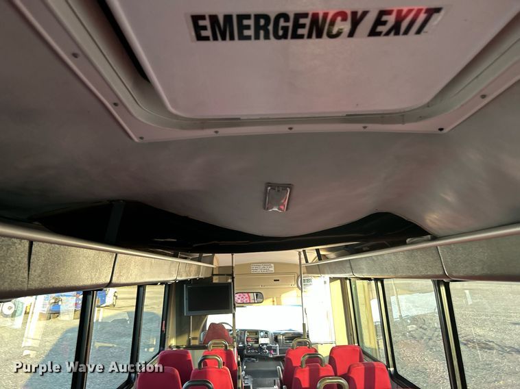 image for item KW9120 2005 Chevrolet C5500 shuttle bus