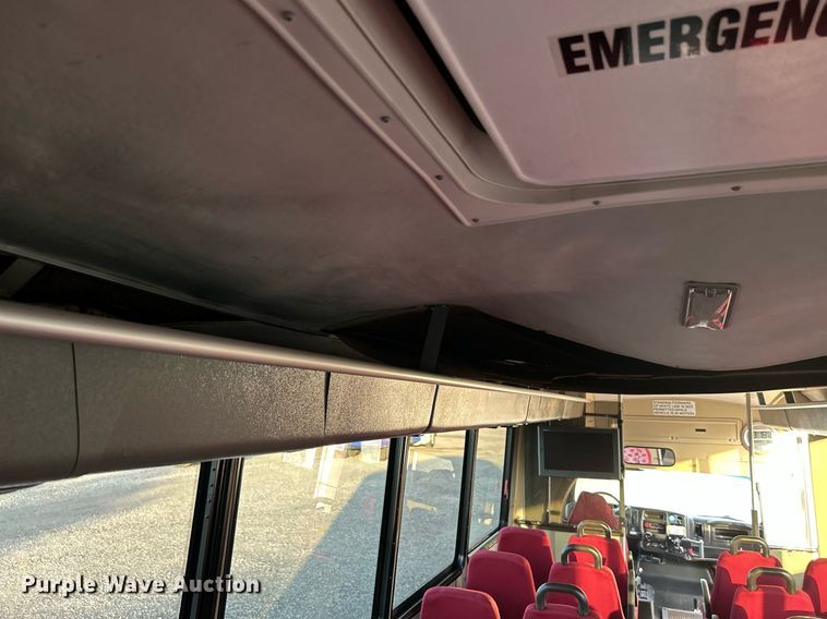 image for item KW9120 2005 Chevrolet C5500 shuttle bus