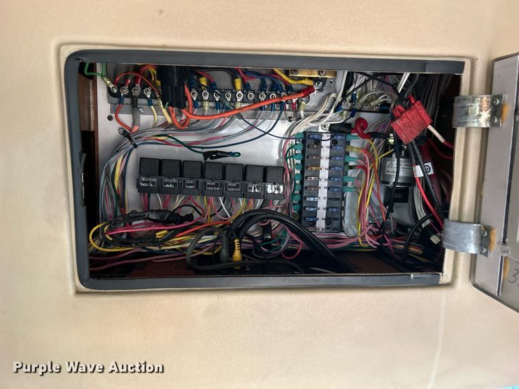 image for item KW9120 2005 Chevrolet C5500 shuttle bus