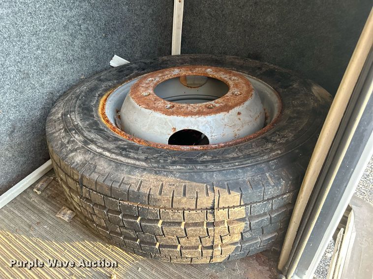 image for item KW9120 2005 Chevrolet C5500 shuttle bus