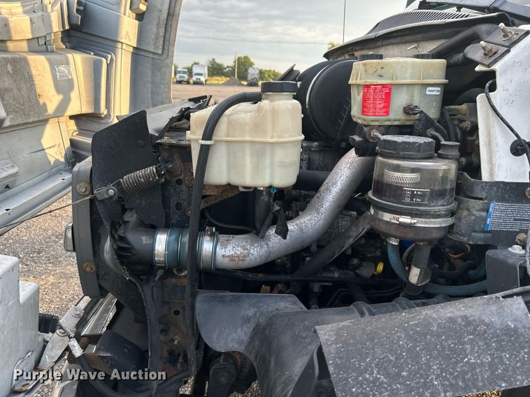 image for item KW9120 2005 Chevrolet C5500 shuttle bus