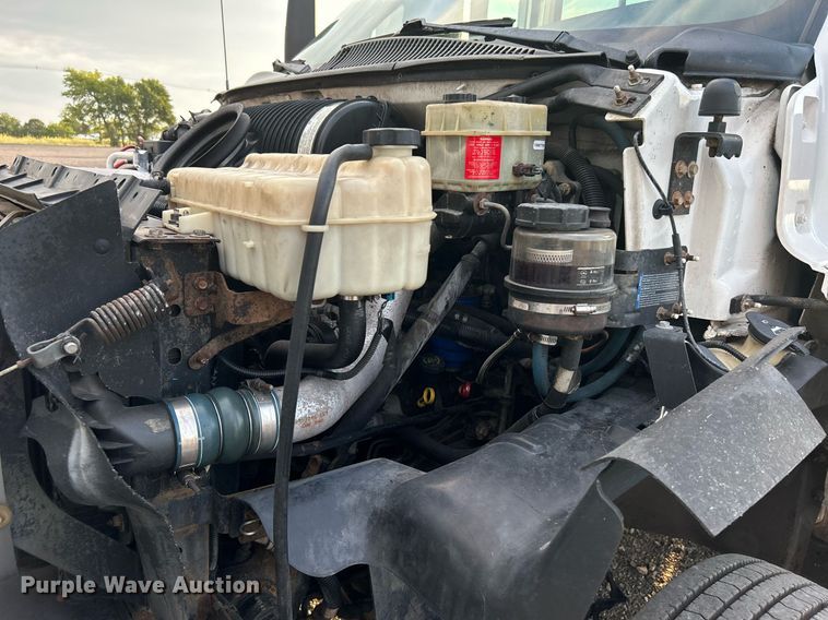 image for item KW9120 2005 Chevrolet C5500 shuttle bus