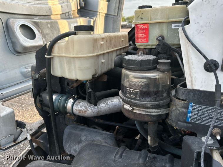 image for item KW9120 2005 Chevrolet C5500 shuttle bus