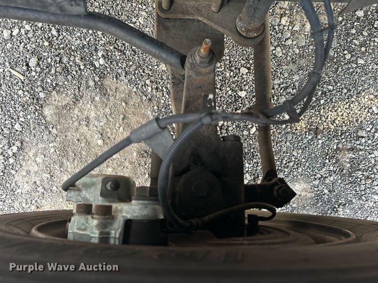 image for item KW9120 2005 Chevrolet C5500 shuttle bus