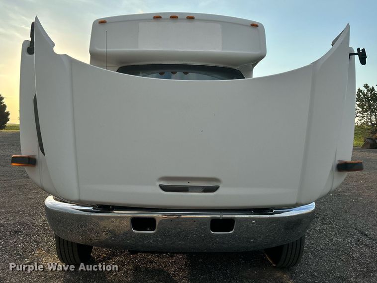 image for item KW9120 2005 Chevrolet C5500 shuttle bus