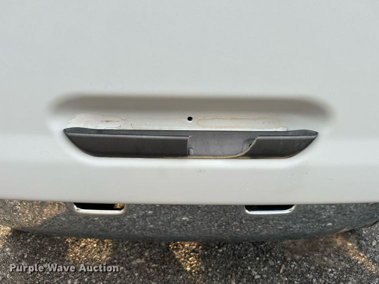 image for item KW9120 2005 Chevrolet C5500 shuttle bus