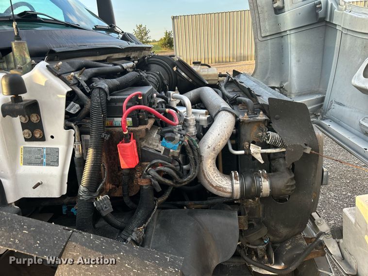 image for item KW9120 2005 Chevrolet C5500 shuttle bus