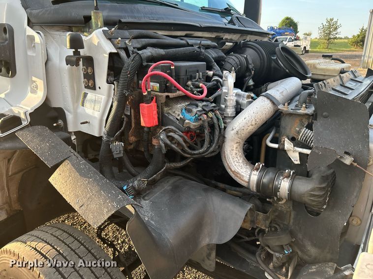 image for item KW9120 2005 Chevrolet C5500 shuttle bus