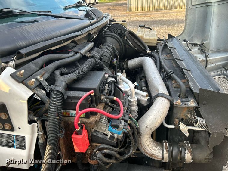 image for item KW9120 2005 Chevrolet C5500 shuttle bus