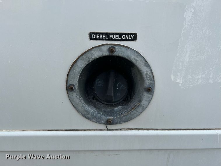 image for item KW9120 2005 Chevrolet C5500 shuttle bus