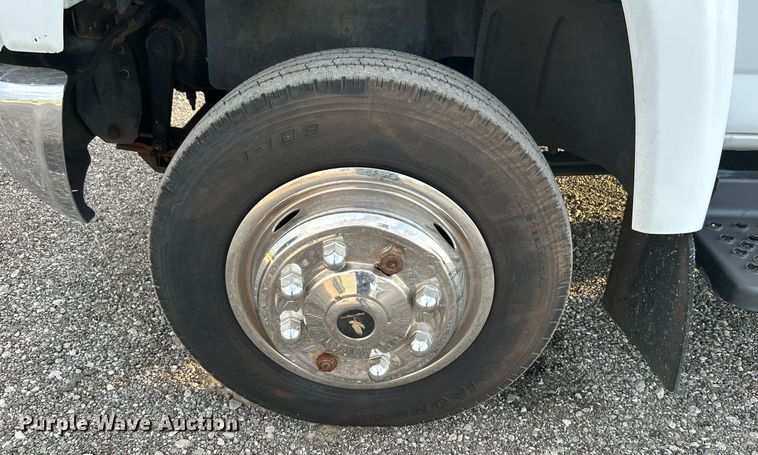 image for item KW9120 2005 Chevrolet C5500 shuttle bus