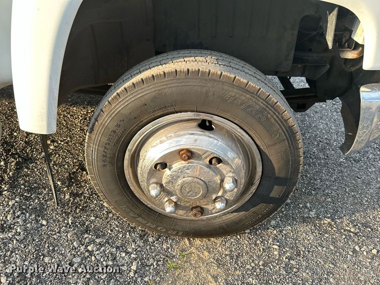 image for item KW9120 2005 Chevrolet C5500 shuttle bus