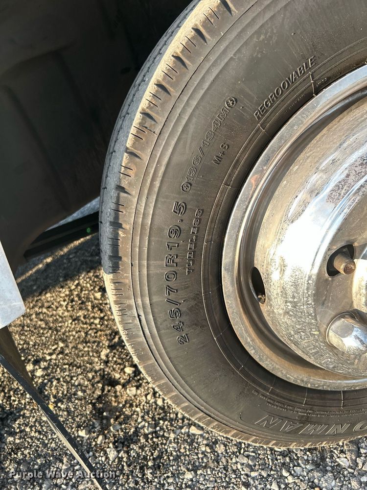 image for item KW9120 2005 Chevrolet C5500 shuttle bus