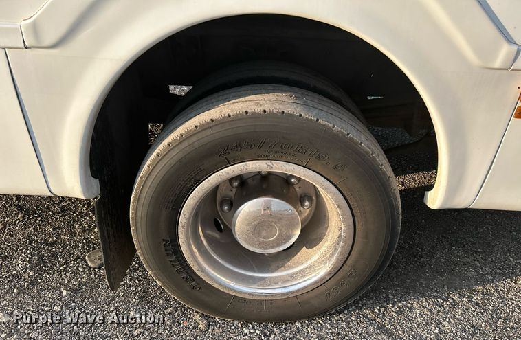 image for item KW9120 2005 Chevrolet C5500 shuttle bus