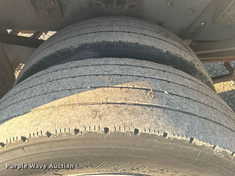 image for item KW9120 2005 Chevrolet C5500 shuttle bus