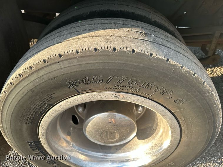 image for item KW9120 2005 Chevrolet C5500 shuttle bus