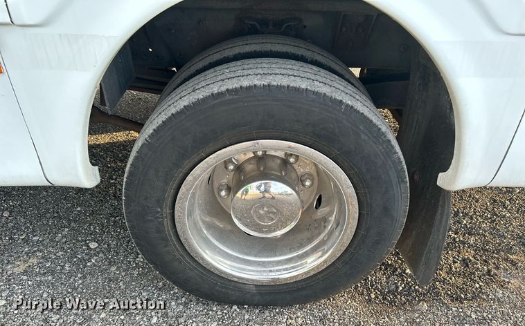 image for item KW9120 2005 Chevrolet C5500 shuttle bus