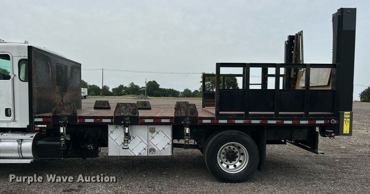 image for item KW9207 2012 Kenworth T370  flatbed truck