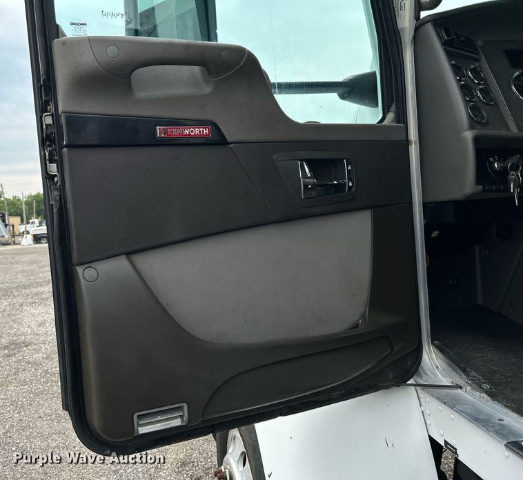 image for item KW9207 2012 Kenworth T370  flatbed truck