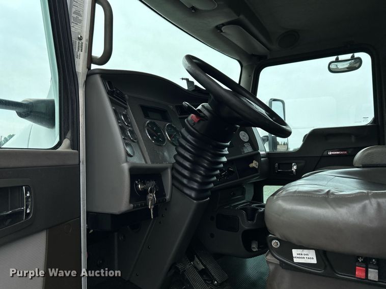 image for item KW9207 2012 Kenworth T370  flatbed truck