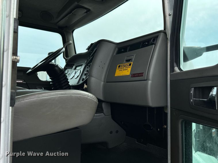 image for item KW9207 2012 Kenworth T370  flatbed truck