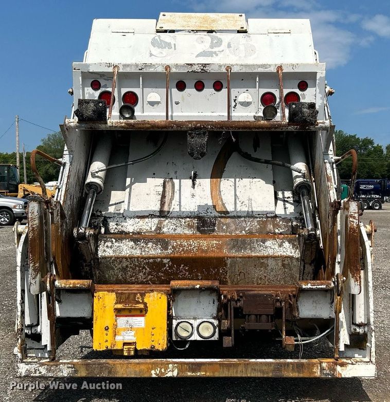 image for item KW9232 2007 Freightliner Business Class M2 106  refuse truck