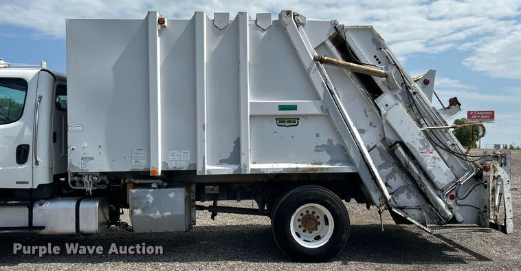 image for item KW9232 2007 Freightliner Business Class M2 106  refuse truck