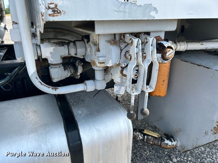 image for item KW9232 2007 Freightliner Business Class M2 106  refuse truck