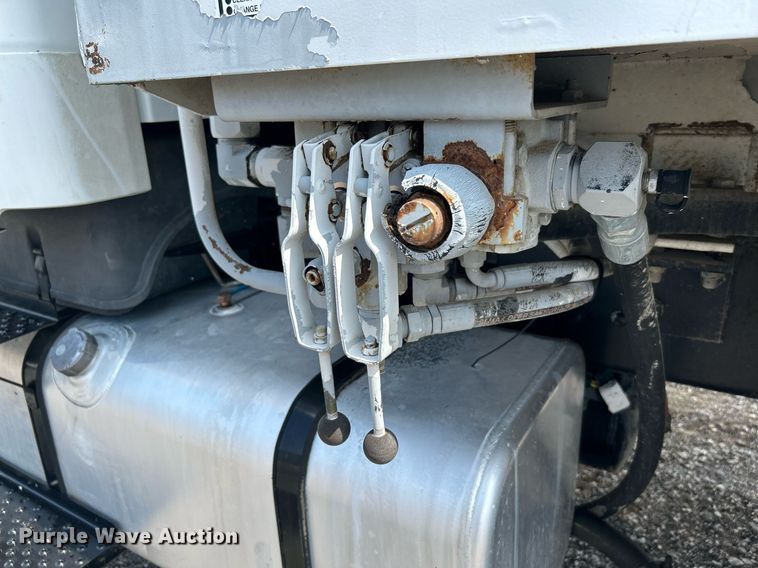 image for item KW9232 2007 Freightliner Business Class M2 106  refuse truck