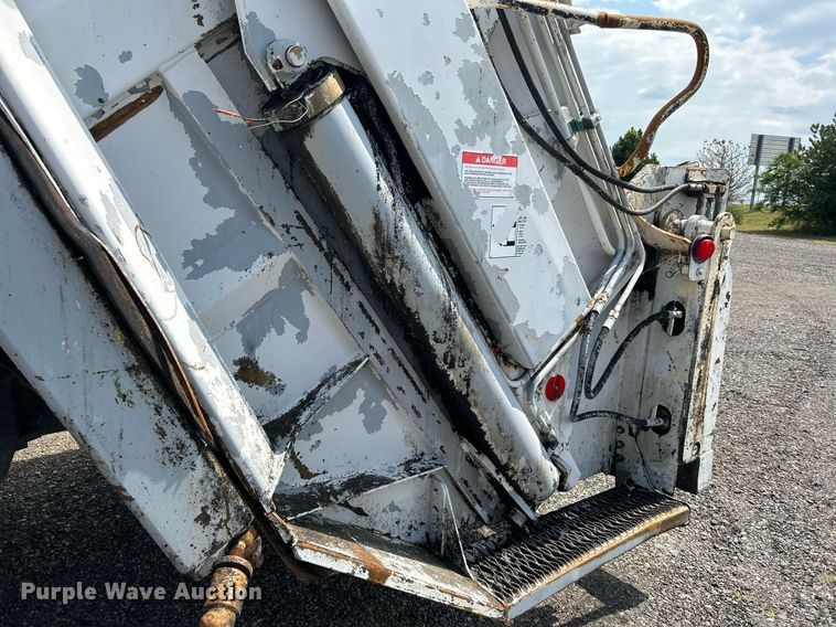 image for item KW9232 2007 Freightliner Business Class M2 106  refuse truck