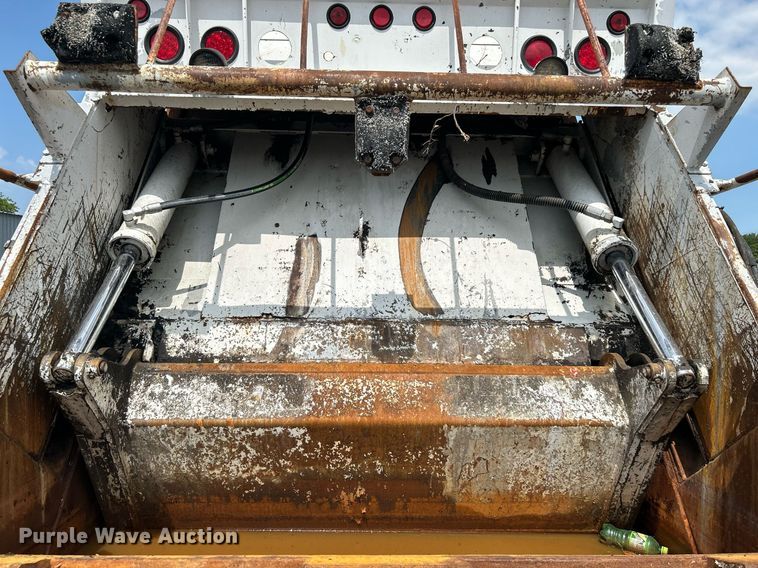 image for item KW9232 2007 Freightliner Business Class M2 106  refuse truck