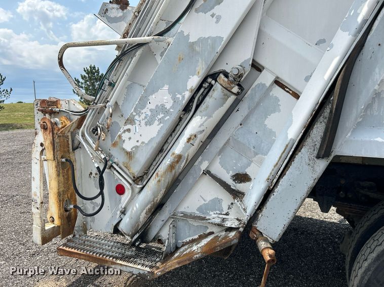 image for item KW9232 2007 Freightliner Business Class M2 106  refuse truck