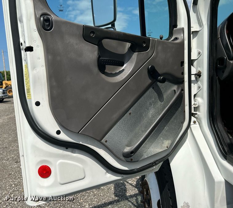 image for item KW9232 2007 Freightliner Business Class M2 106  refuse truck