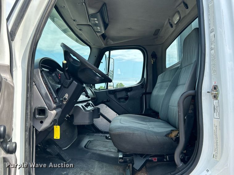 image for item KW9232 2007 Freightliner Business Class M2 106  refuse truck