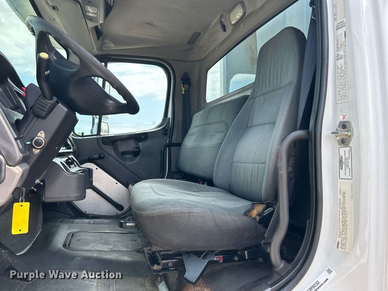 image for item KW9232 2007 Freightliner Business Class M2 106  refuse truck