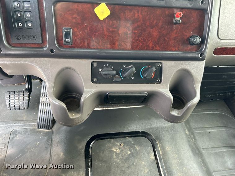 image for item KW9232 2007 Freightliner Business Class M2 106  refuse truck