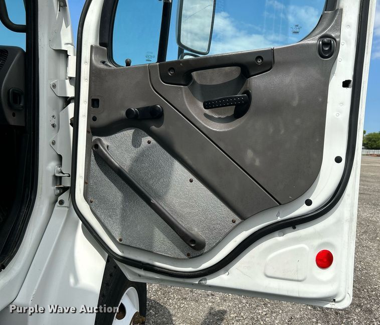 image for item KW9232 2007 Freightliner Business Class M2 106  refuse truck