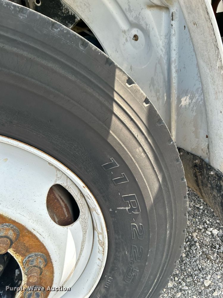 image for item KW9232 2007 Freightliner Business Class M2 106  refuse truck