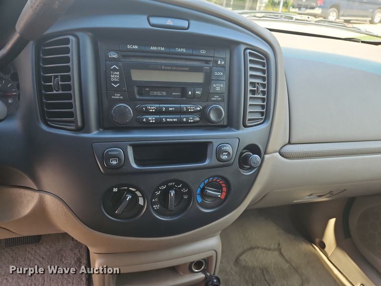 image for item LB9532 2001 Mazda Tribute ES  SUV