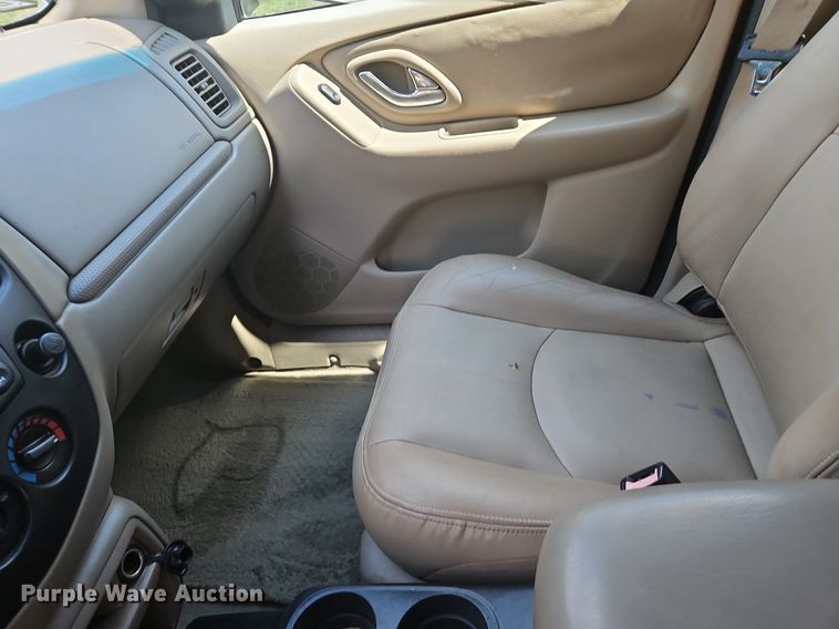 image for item LB9532 2001 Mazda Tribute ES  SUV