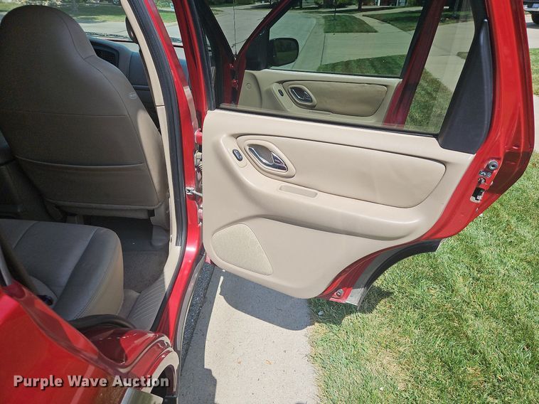 image for item LB9532 2001 Mazda Tribute ES  SUV