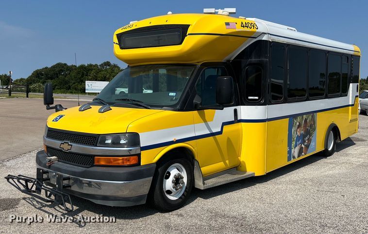 image for item LF9359 2017 Chevrolet Express G4500  shuttle bus