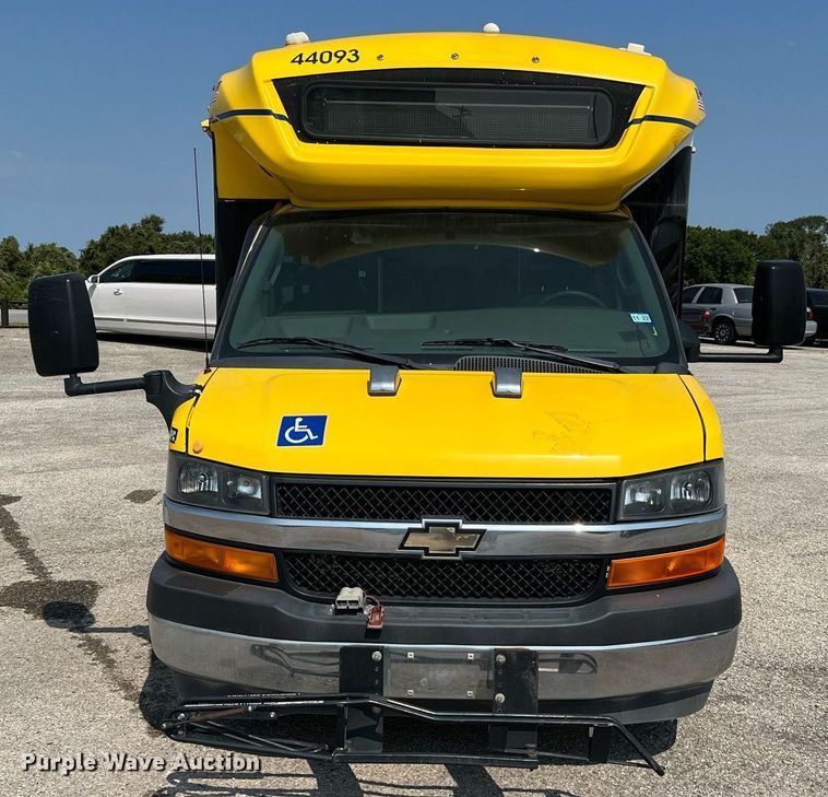 image for item LF9359 2017 Chevrolet Express G4500  shuttle bus